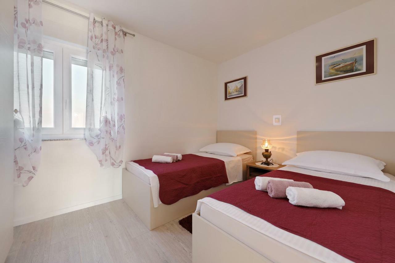 Holiday Home Hrast Debeljak Exterior photo